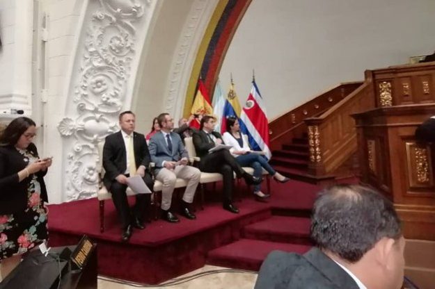 ¡IMPRESENTABLES! Diputados de la derecha española usan la Asamblea Nacional para amenazar a Venezuela